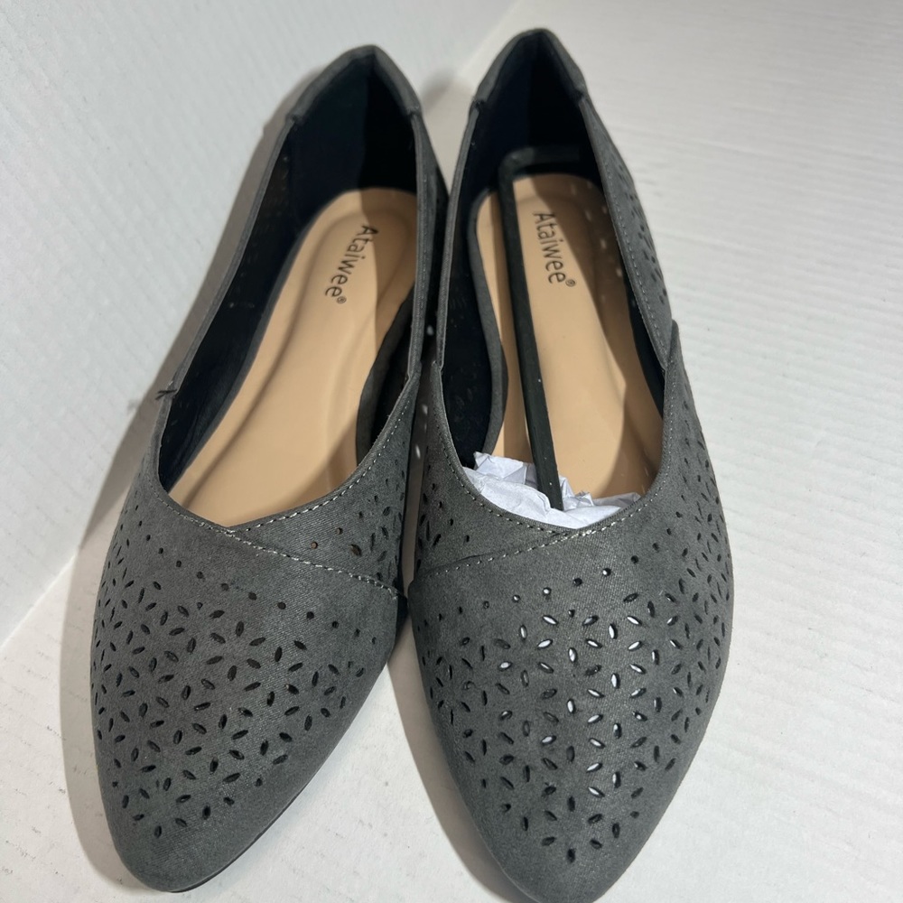 Ataiwee flats size 8W